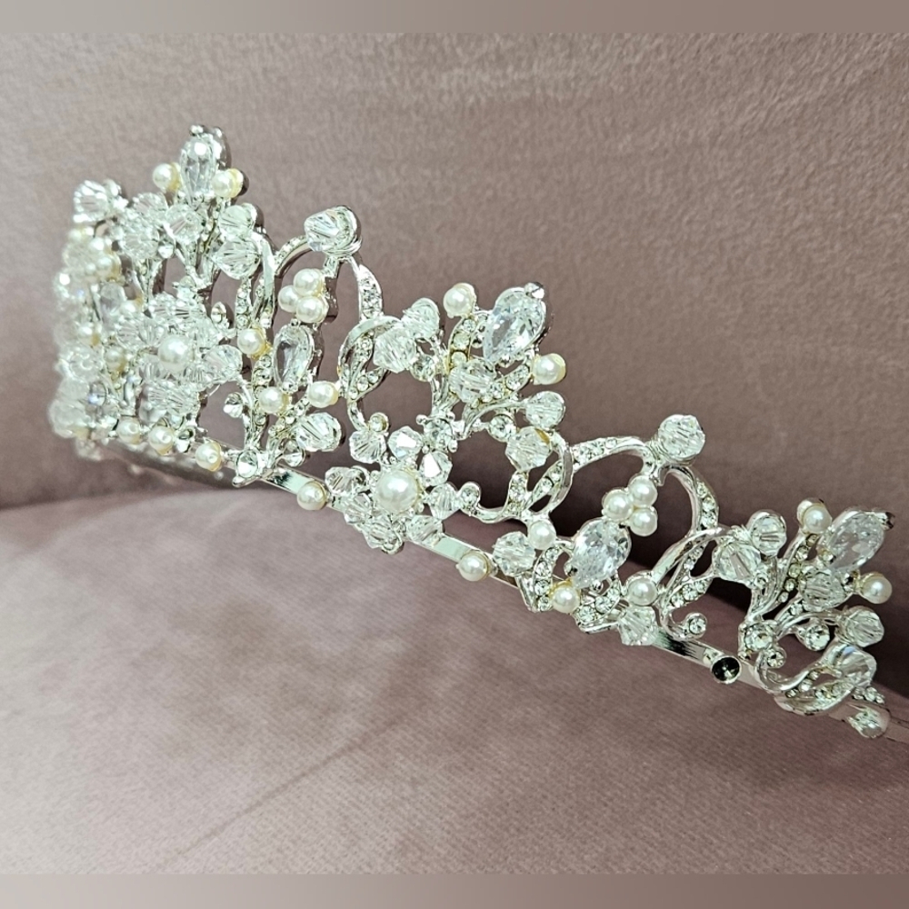 πVintage Inspired Silver Sparkly Tiara with Crystals And Pearlsπ - Picture 9 of 13
